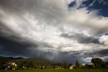 La Garrotxa, Girona, İspanya 'da fırtına bulutları