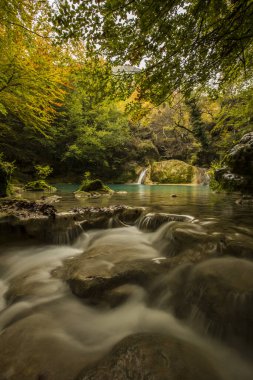 Navarra, İspanya 'daki Nacedero De Urederra Nehri
