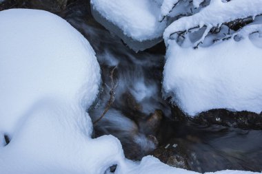 Capcir, Cerdagne, Pyrenees, Fransa 'da kış nehri
