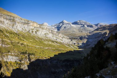 Ordesa ve Monte Perdido Ulusal Parkı 'nda sonbahar gündoğumu, İspanya