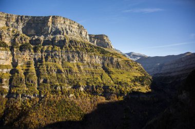 Ordesa ve Monte Perdido Ulusal Parkı 'nda sonbahar gündoğumu, İspanya