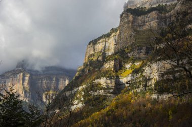 Ordesa ve Monte Perdido Ulusal Parkı 'nda sonbahar gündoğumu, İspanya