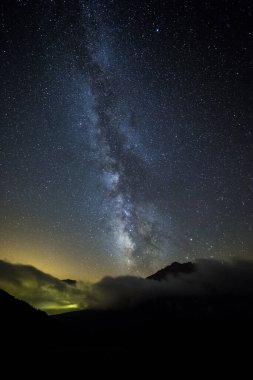 Pedraforca Tepesi, Bergueda, Barselona, İspanya 'da dikey samanyolu
