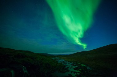Nordkapp, Kuzey Norveç 'te kuzey ışıkları ve nehir