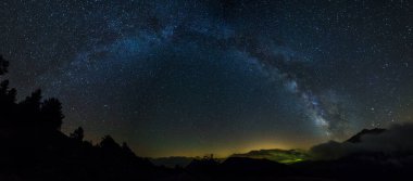 Pedraforca Dağı, Barselona, İspanya 'da Samanyolu Panoraması