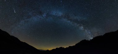Bergueda, Barselona, İspanya 'da Samanyolu ve meteor panoraması