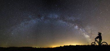 Aragon, İspanya 'da Samanyolu Panoraması ve Motorcusu