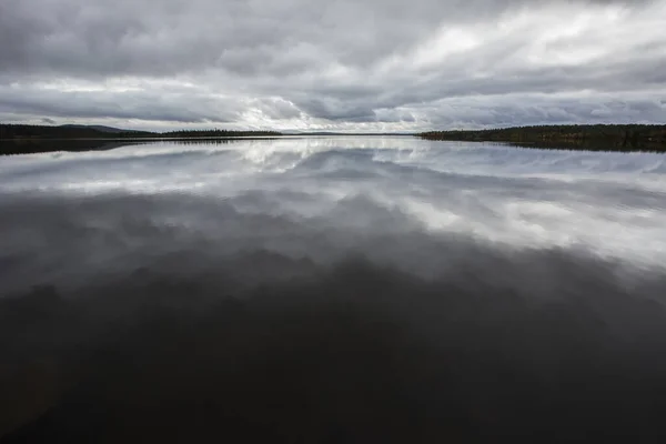 Reflexão Nuvens Dramáticas Lago Muonio Lapônia Norte Finlândia — Fotografia de Stock