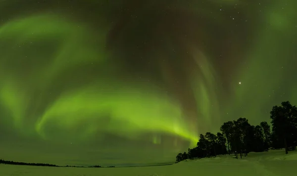 芬兰北部拉普兰Inari湖的北极光全景 — 图库照片