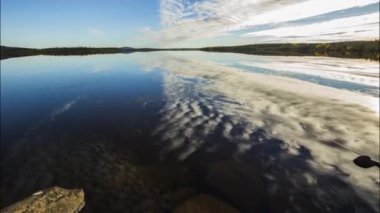 Laponya, Finlandiya 'da göl ve bulutlu manzara
