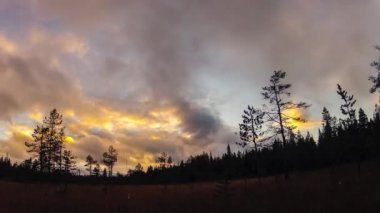 Akaslompolo, Laponya, Finlandiya 'da günbatımı