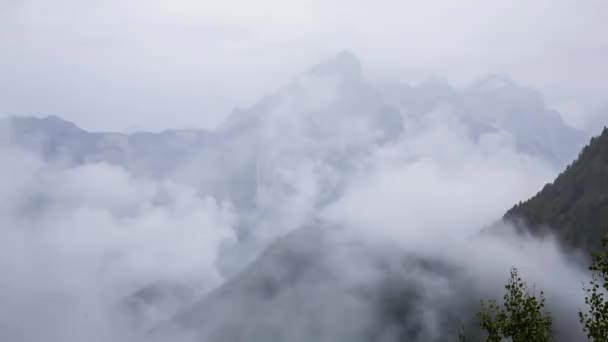 Montagnes et brouillard en Dolomites, Alpes, Italie 