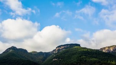 La Garrotxa, Girona, İspanya 'daki dağlar ve bulutlar