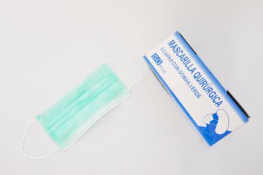 Kirliliğe, virüse, gribe ve koronavirüse karşı yeşil tıbbi maske koruması.