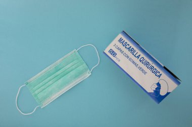 Kirliliğe, virüse, gribe ve koronavirüse karşı yeşil tıbbi maske koruması.