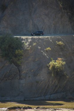 Tehlikeli yolda bir SUV arabası, Cordillera Real, And Dağları, Bolivya