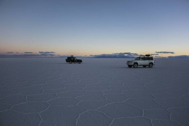 Günbatımı ve 4x4 araçlar Uyuni salar, Cordillera Real, Andes, Bolivya