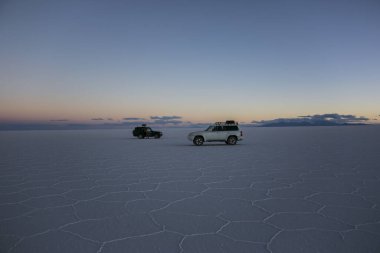 Günbatımı ve 4x4 araçlar Uyuni salar, Cordillera Real, Andes, Bolivya