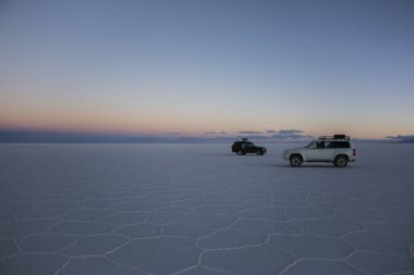 Günbatımı ve 4x4 araçlar Uyuni salar, Cordillera Real, Andes, Bolivya