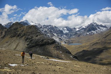 Dağlar, manzaralar ve Cordillera 'dan yürüyüşçüler Real, Andes, Bolivya