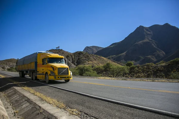 Ciężarówka Drodze Cordillera Real Andes Boliwia — Zdjęcie stockowe