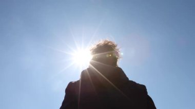 Kız kendini koruyucu maskeden kurtarıyor. Hastalığı, virüsü, kovid 19 'u yendikten sonra. Koronavirüs