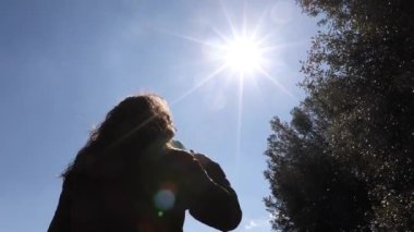 Kız kendini koruyucu maskeden kurtarıyor. Hastalığı, virüsü, kovid 19 'u yendikten sonra. Koronavirüs