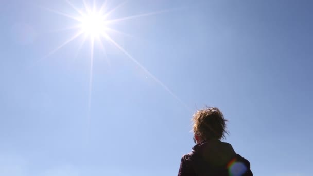 Chica Liberándose Máscara Protectora Después Superar Enfermedad Virus Covid Coronavirus — Vídeos de Stock