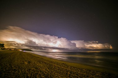 Platja Llarga plajında yıldırım, Tarragona, İspanya