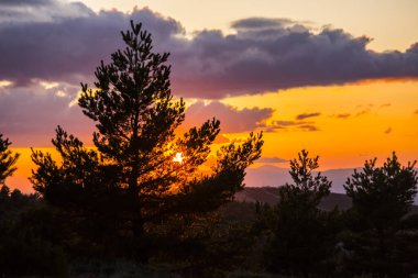 Bahar günbatımı Montsec, Lleida, İspanya