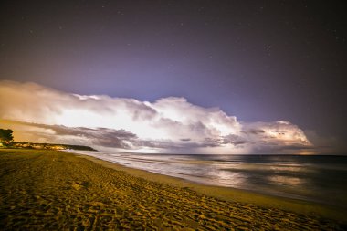 Platja Llarga plajında yıldırım, Tarragona, İspanya
