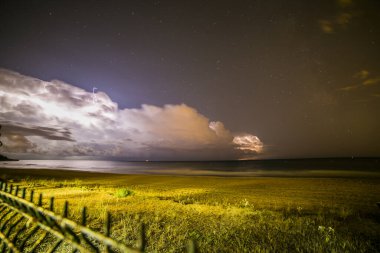 Platja Llarga plajında yıldırım, Tarragona, İspanya