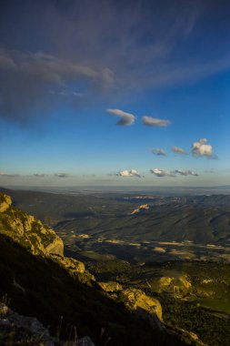Montsec, Lleida, İspanya 'da günbatımı ve gökkuşağı