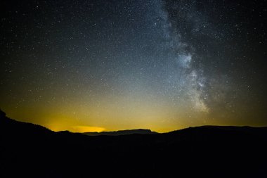 La Pertusa Kilisesi 'nde Samanyolu, Lleida, İspanya