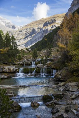 Ordesa ve Monte Perdido Ulusal Parkı 'ndaki Gradas de Soaso şelaleleri, İspanya
