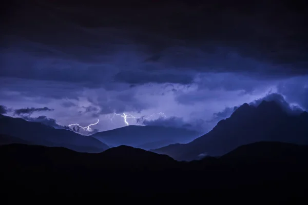 Pedraforca Dağı 'nda şimşek, Barselona, İspanya