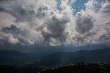Bergueda dağlarında fırtına bulutları, Barselona, Pireneler, İspanya