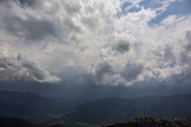 Bergueda dağlarında fırtına bulutları, Barselona, Pireneler, İspanya
