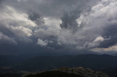 Bergueda dağlarında fırtına bulutları, Barselona, Pireneler, İspanya