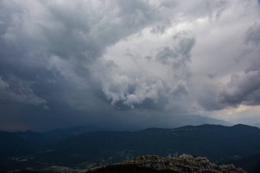 Bergueda dağlarında fırtına bulutları, Barselona, Pireneler, İspanya