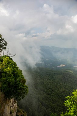 El Far, La Garrotxa, İspanya 'da gün batımı ve yağmur