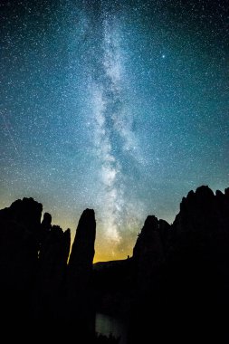 Serra De Finestres, Aragon, Pyrenees, İspanya 'da yaz samanyolu