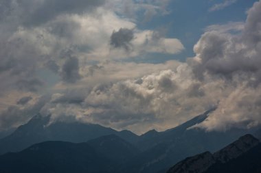 Bergueda dağlarında fırtına bulutları, Barselona, Pireneler, İspanya
