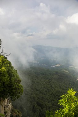 El Far, La Garrotxa, İspanya 'da gün batımı ve yağmur