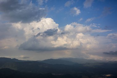 El Far, La Garrotxa, İspanya 'da gün batımı ve yağmur