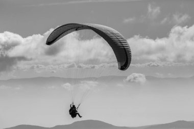 Montsec, Lleida, Pyrenees, İspanya 'da paragliding