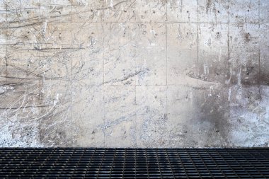 Çelik parmaklıklı eski beton duvarlar ve hasar izleri, soyut arkaplan.