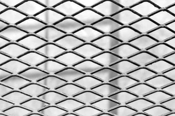 Ketting Link Fence Steel Wire Mesh Witte Betonnen Wand Achtergrond — Stockfoto