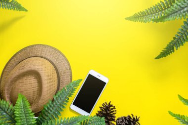 Yaz tatili konsepti düzdü. Plaj aksesuarları üst tarafta. Uzayı kopyala seyahat.