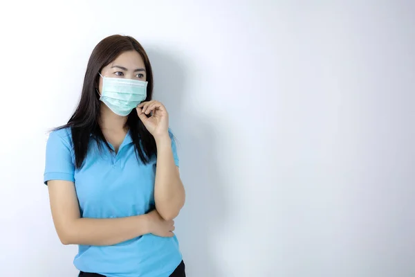 アジアの女性は 病気を防ぐためにマスクを着用Covid 長い髪の黒い女性 青い襟シャツを着て 白い背景にマスクで手を保持女性 — ストック写真